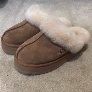 NEVER WORN UGG Tan Suede Slippers with Soft Cream Fur